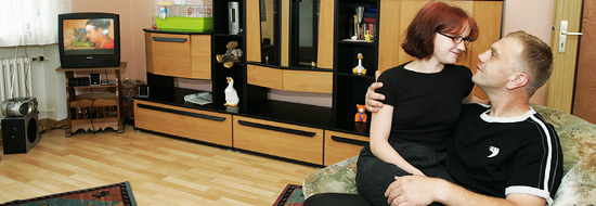 Darstellung von zwei Personen, die Frau und der Mann sind im Wohnzimmer
