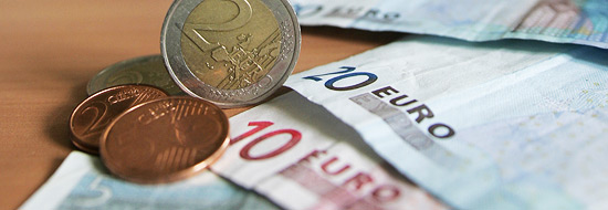 Darstellung von mehreren Geldscheinen und Münzen