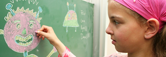 Darstellung von einem Mädchen an einer Schultafel