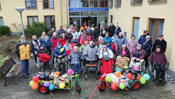 Kohlmarsch mit zwei gefüllten Bollerwagen in Kirchdorf