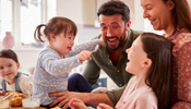 Liebevolle Held/innen für Kinder und Jugendliche mit Handicaps gesucht