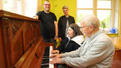 Ein Klavier strahlt Atmosphäre im Haus Seerose aus
