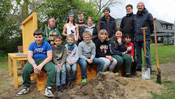Jugendwerkstatt Weyhe baut Sandkiste für Grundschule 